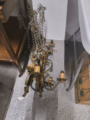 Lot de deux appliqués en bronze à décors de nœuds et un lustre en...