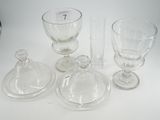 quatre verres différents posés sur une table blanche