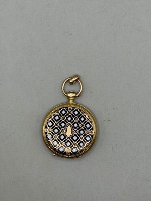 un gros plan sur une boucle dorée ornée d'un motif noir et blanc