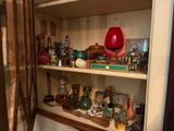 une étagère sur laquelle se trouvent de nombreux objets divers