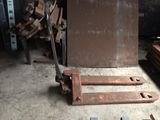 une photo d'une palette posée au milieu d'un tas de bois