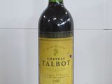 une bouteille de vin posée sur une table