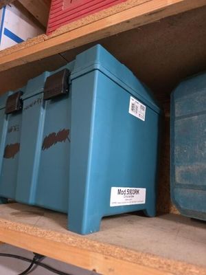 deux boîtes bleues posées côte à côte sur une étagère