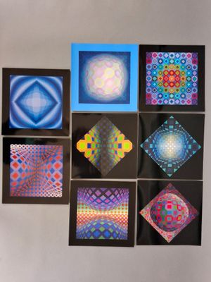 six images différentes représentant divers motifs sur un mur blanc