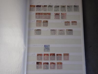 une photo d'une photo d'un mur avec des timbres dessus