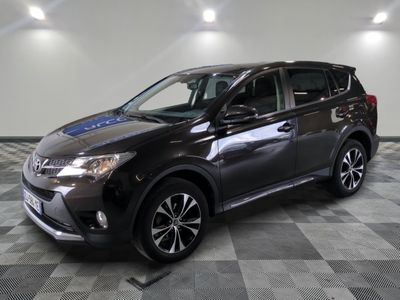 le toyota rav est garé sur un carrelage à carreaux