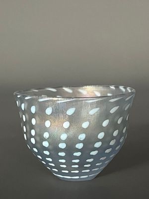 un bol blanc et bleu à pois