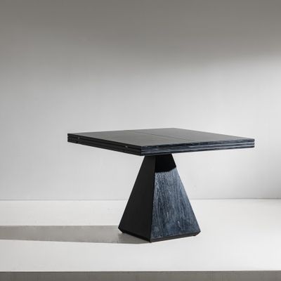 une image représentant une table noire posée sur une surface blanche