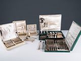 beaucoup d'argenterie dans un coffret sur une table