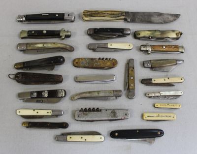 de nombreux types de couteaux de poche posés sur une table