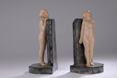 des sculptures représentant un homme et une femme debout l'un sur l'autre