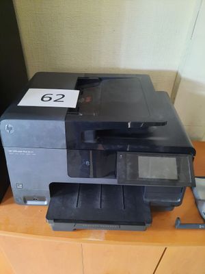 une imprimante posée sur un bureau