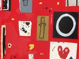 une œuvre d'art rouge accrochée au mur