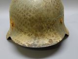 un gros plan d'un casque posé sur une surface blanche