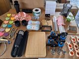une table sur laquelle sont posés de nombreux matériaux de loisirs créatifs
