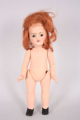 une image représentant une poupée aux cheveux roux vêtue d'un body