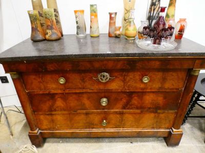 Commode Empire en acajou et placage d'acajou ouvrant par tro…