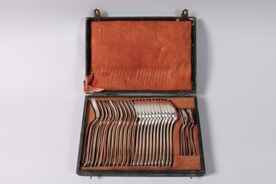 une vieille valise contenant tout un tas de fourchettes et de cuillères