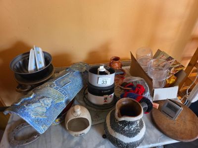 une table sur laquelle se trouvent de nombreux objets