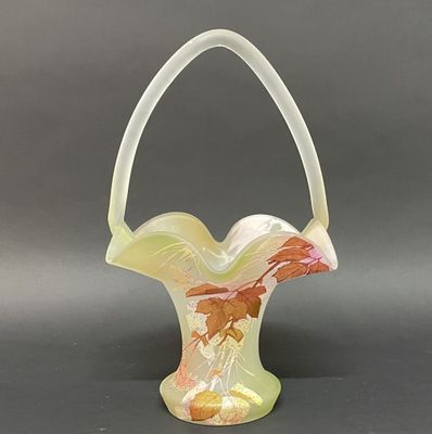 un vase en verre orné d'un motif floral