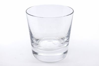 un verre d'eau posé sur une surface blanche