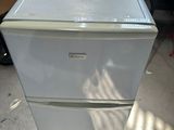 un réfrigérateur blanc placé dans une pièce