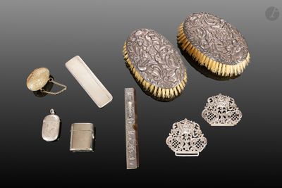 un grand nombre d'objets posés sur une table