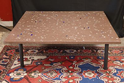 une table recouverte de confettis