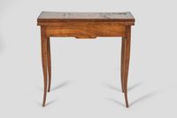 TABLE à JEU en noyer, piètement cambré et dessus marqueté dé…