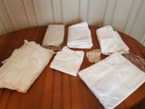 une table sur laquelle sont disposées de nombreuses serviettes blanches