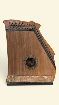 un petit instrument en bois posé sur une table