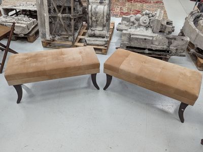 two benches that are sitting in the middle of a room