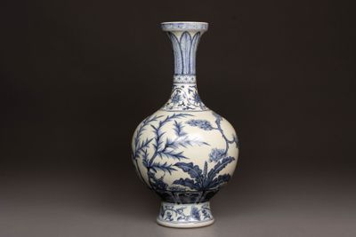 Vase à long col en porcelaine à décor de branches et feuilla…