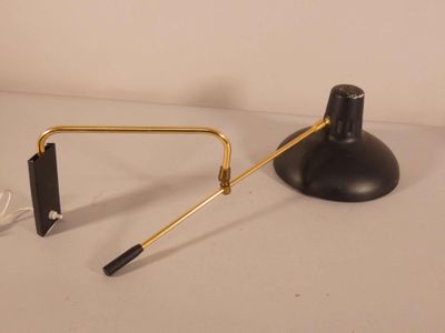 une lampe posée sur une table à côté d'une autre lampe