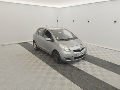 une petite voiture argentée garée dans une pièce blanche