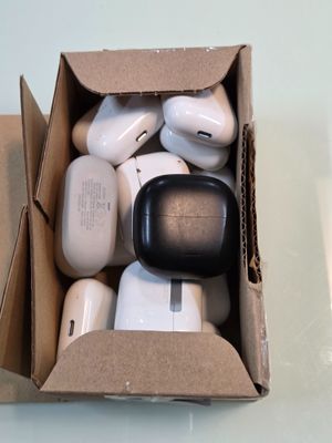 une boîte d'AirPods posée sur une table