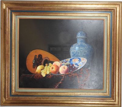 une photo d'un tableau représentant des fruits et un vase posés sur une table