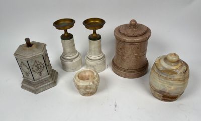 cinq types de vases différents posés sur une surface blanche