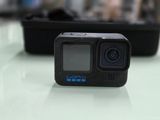 une caméra GoPro posée sur une table devant un clavier
