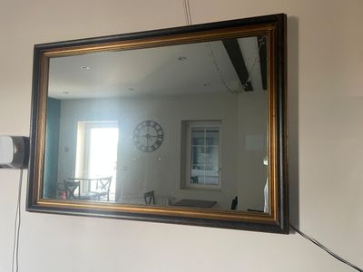 un miroir accroché au mur d'une pièce