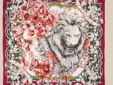 une écharpe rouge ornée d'un lion et de fleurs