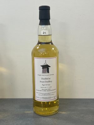 une photo d'une bouteille d'alcool posée sur une table