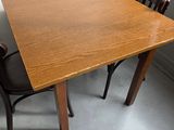 une table en bois et deux chaises dans une pièce