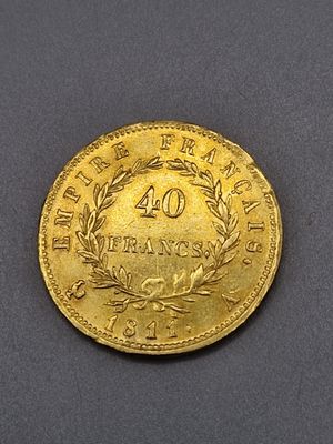 gros plan d'une pièce d'or sur une surface grise