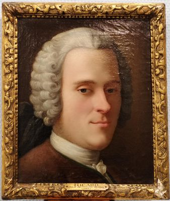 portrait d'un homme vêtu d'un manteau marron et aux cheveux blancs