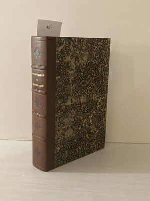 un livre posé sur une table