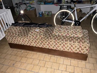 un vélo posé sur un banc dans une pièce