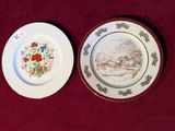deux assiettes posées sur une nappe rouge