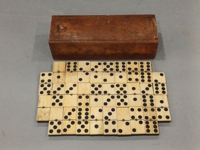 une boîte en bois contenant quatre dominos et une boîte en bois contenant quatre dominos