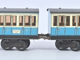 deux wagons bleus et blancs placés côte à côte